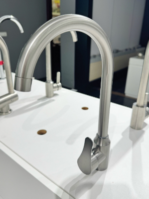 Large Curved Rotatable Hot And Cold Water Faucet